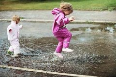 下雨天 安琪儿教您带宝宝出行安全对策